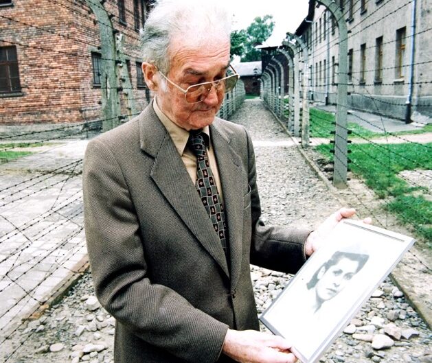 Bieleki in Auschwitz with a photo of Cyla 